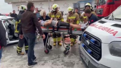 Edirne’de iki otomobilin çarpıştığı kazada araçta sıkışan 1 kişi yaralandı.