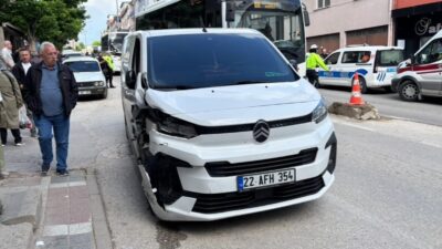 Edirne’de sürücüsünün kontrolünden çıkan panelvanın yol kenarında park halinde bulunan