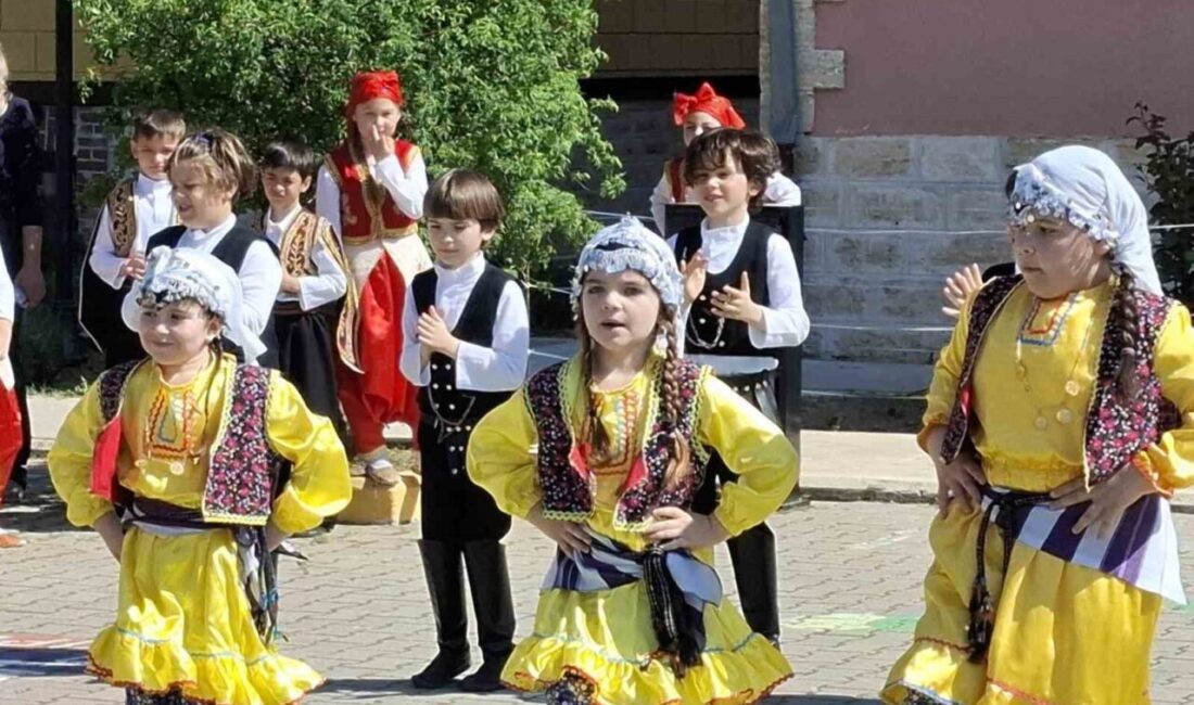 Edirne’de bir ilkokulda düzenlenen “Okul Veli Dayanışma Günü” etkinliği renkli