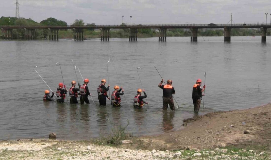 Edirne’de Meriç Nehri’nde düzenlenen tatbikatta, sel ve taşkın afetlerine karşı