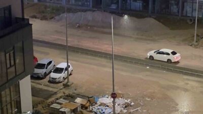 Edirne’de gece saat 22.30 itibarıyla etkili olan sağanak, kent genelinde