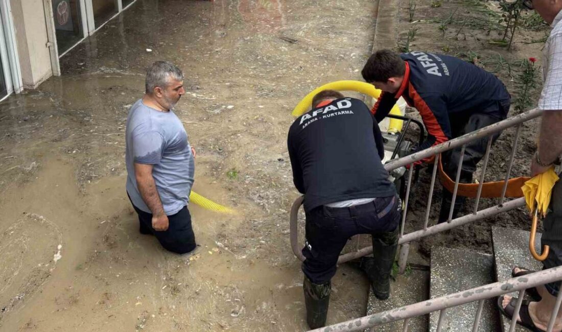 Edirne’de etkili olan sağanak yağış nedeniyle 1. Murat Mahallesi’nde bazı