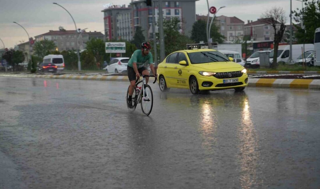Meteoroloji’nin uyarılarının ardından Edirne’de sağanak yağış etkisini gösterdi. Kent genelinde