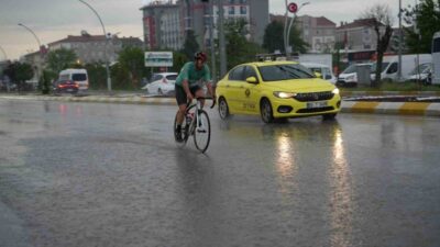 Meteoroloji’nin uyarılarının ardından Edirne’de sağanak yağış etkisini gösterdi. Kent genelinde