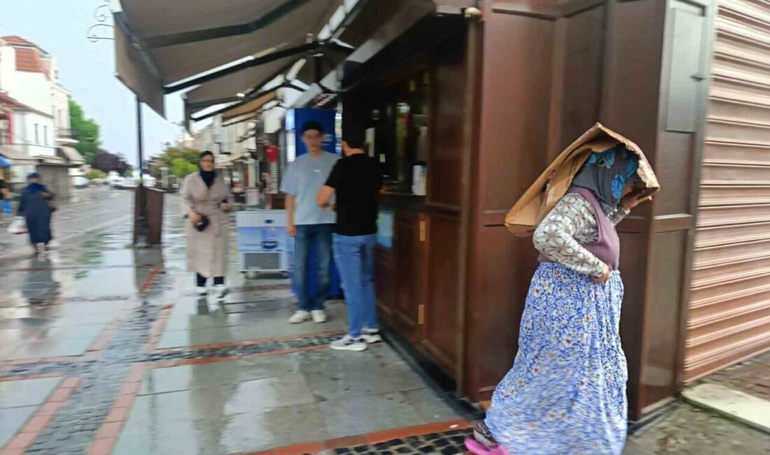 Edirne’de etkili olan gök gürültülü sağanak yağışa hazırlıksız yakalanan vatandaşlar