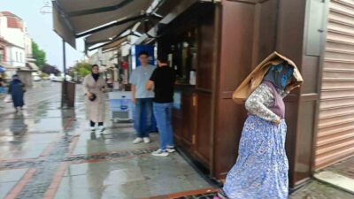 Edirne’de etkili olan gök gürültülü sağanak yağışa hazırlıksız yakalanan vatandaşlar