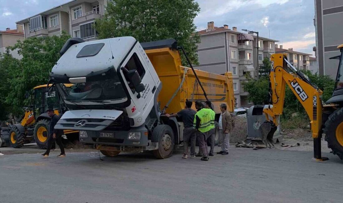 Edirne’de hafriyat çalışmaları sırasında kum boşaltan bir kamyon, damperini kaldırdığı