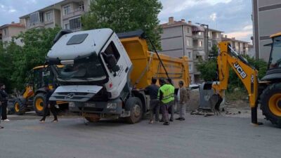 Edirne’de hafriyat çalışmaları sırasında kum boşaltan bir kamyon, damperini kaldırdığı