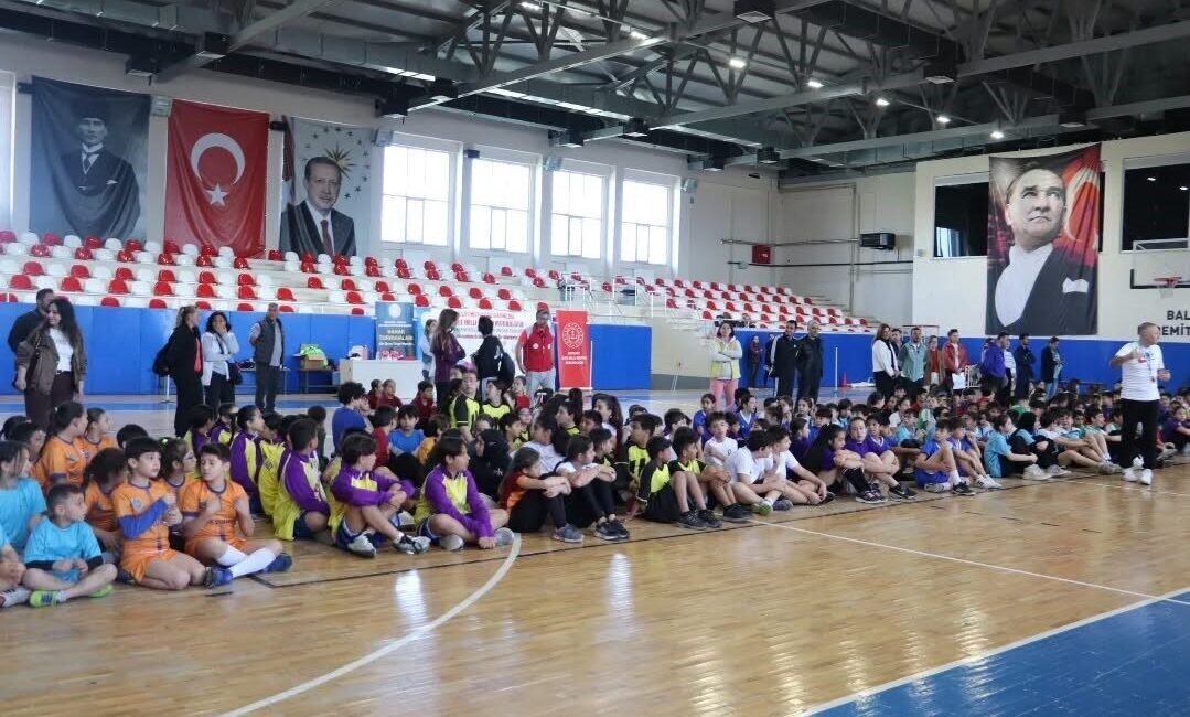Edremit’te “Geleneksel Çocuk Oyunları” etkinlikleri binlerce öğrencinin katılımıyla şölen havasında