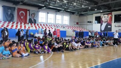 Edremit’te “Geleneksel Çocuk Oyunları” etkinlikleri binlerce öğrencinin katılımıyla şölen havasında