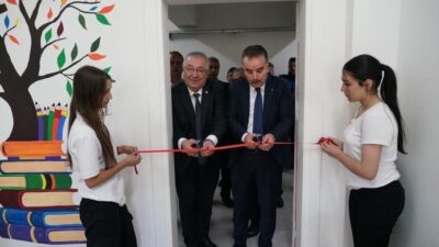 Edremit Belediyesi’nin destekleriyle yapımı tamamlanan Zeytinli Ortaokulu Kütüphanesi, düzenlenen törenle