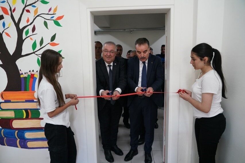 Edremit Belediyesi’nin destekleriyle yapımı tamamlanan Zeytinli Ortaokulu Kütüphanesi, düzenlenen törenle