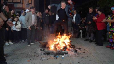 Balıkesir’in Edremit ilçesinde baharın müjdecisi Hıdırellez, düzenlenen şenliklerle kutlandı. Turhanbey