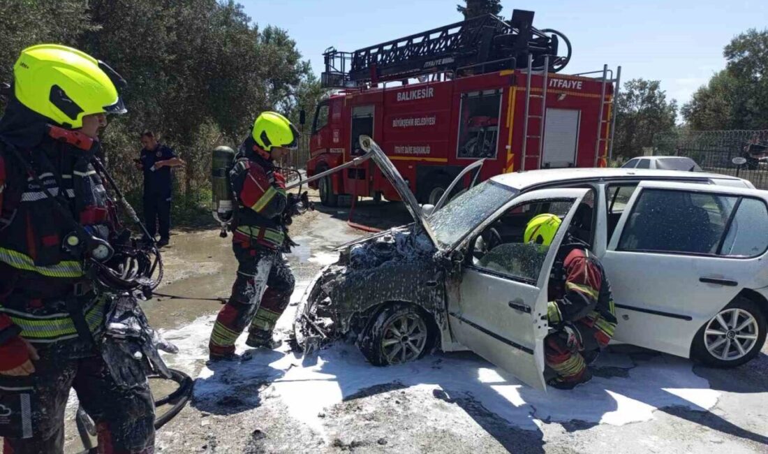 Balıkesir’in Edremit ilçesinde seyir halindeki bir otomobilde çıkan yangın paniğe