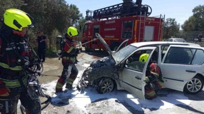 Balıkesir’in Edremit ilçesinde seyir halindeki bir otomobilde çıkan yangın paniğe