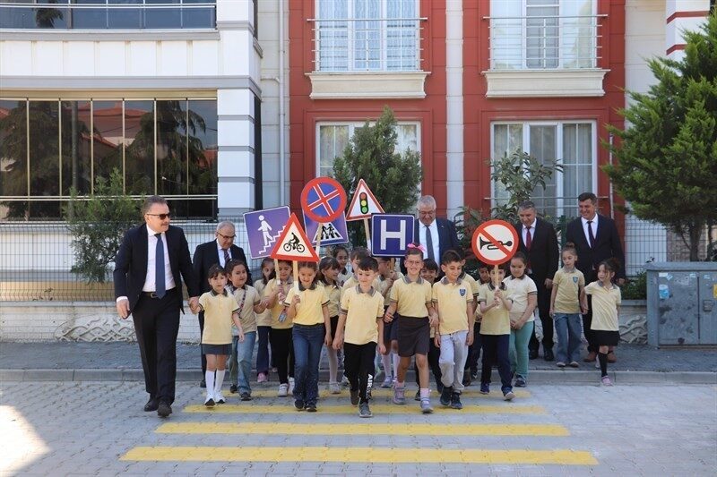 Edremit’te “Trafik ve İlkyardım Haftası” düzenlenen çeşitli etkinliklerle kutlandı. Salih