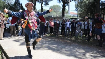 Aydın’ın Efeler ilçesinde düzenlenen ’yörük’ etkinliğine efe kıyafetiyle katılan ADÜ