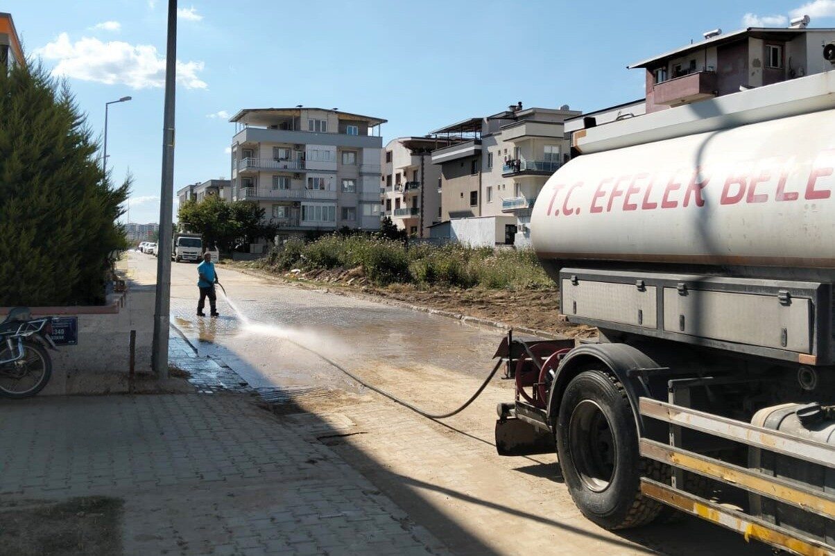 Efeler Belediyesi ilçenin dört bir yanında çalışmalarını sürdürürken, Fen İşleri