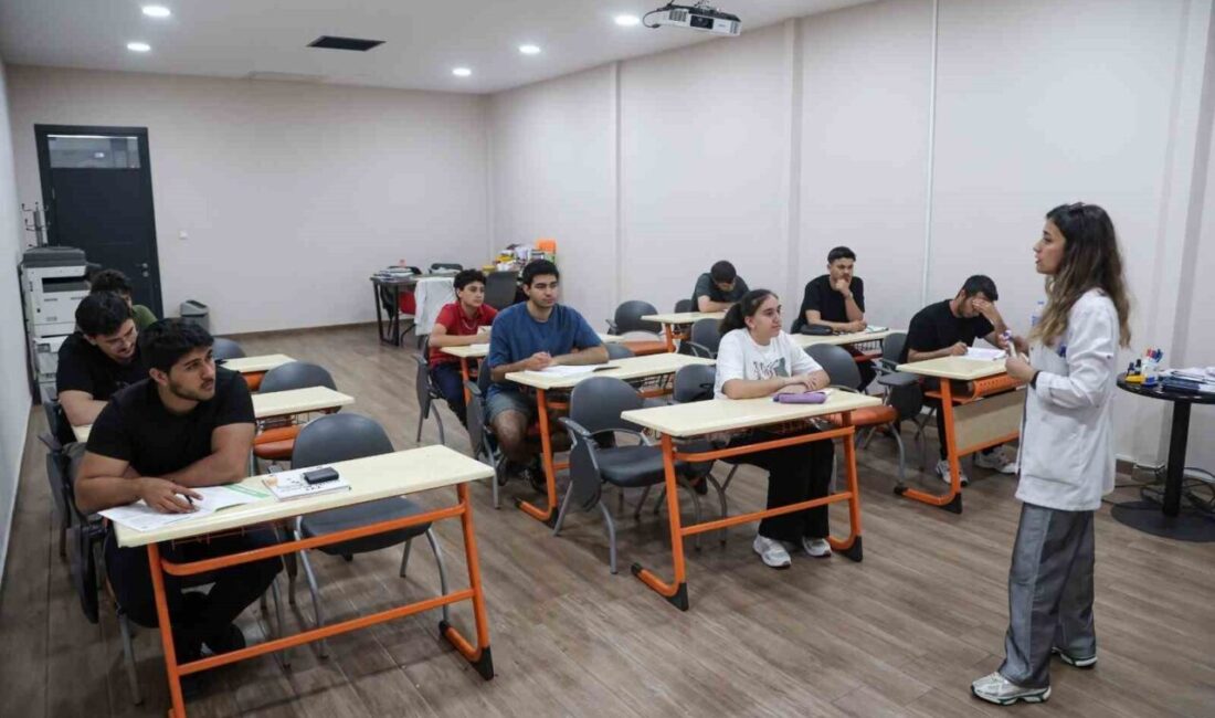 Efeler Belediye Başkanı Anıl Yetişkin, eğitim alanında hayata geçirdiği projelerle