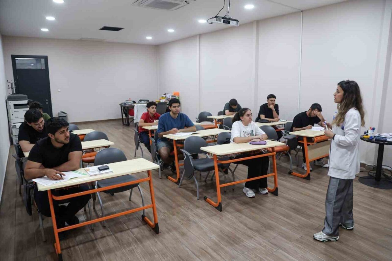 Efeler Belediye Başkanı Anıl Yetişkin, eğitim alanında hayata geçirdiği projelerle