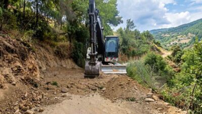 Efeler Belediyesi Fen İşleri Müdürlüğü ekipleri, ilçe genelinde vatandaşların ulaşımını