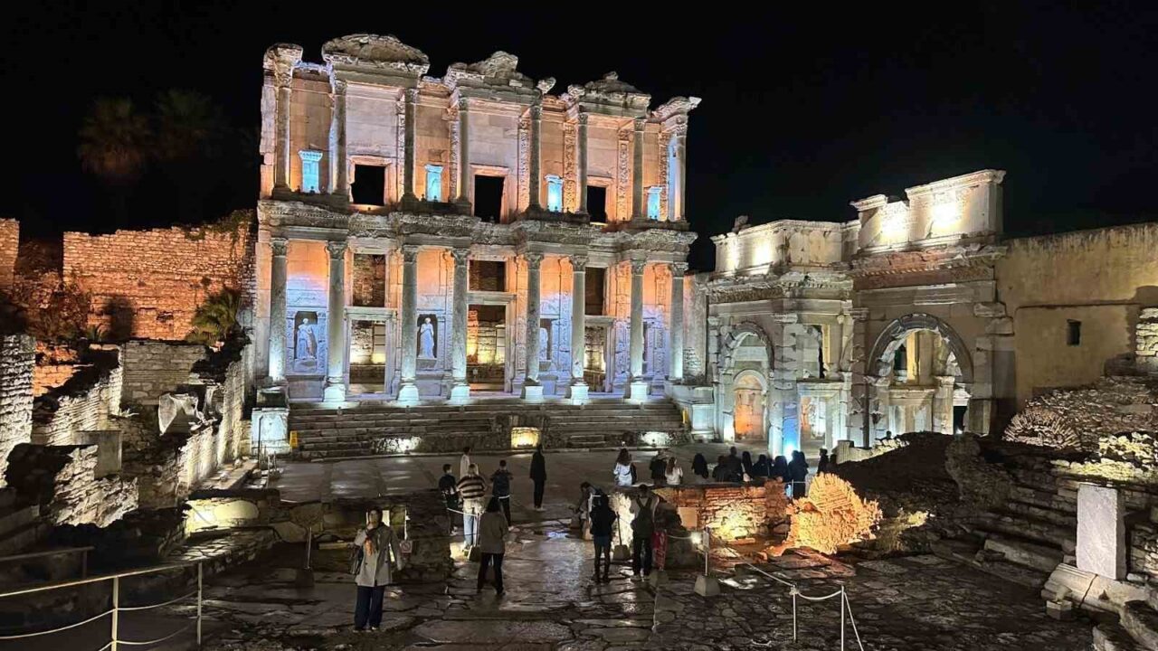 İzmir Büyükşehir Belediyesi, 18-30 yaş arasındaki gençlere ücretsiz Efes Gece