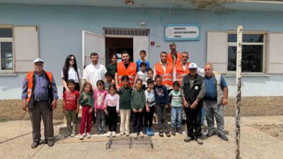 Diyarbakır’da, Eğil Belediyesi personelleri öğrencilerle fidan dikimi etkinliği gerçekleştirdi. Eğil
