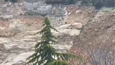 Isparta’nın Eğirdir ilçesinde kayalıklara tırmanan çocuklar, mahsur kaldıkları dağlık alandan