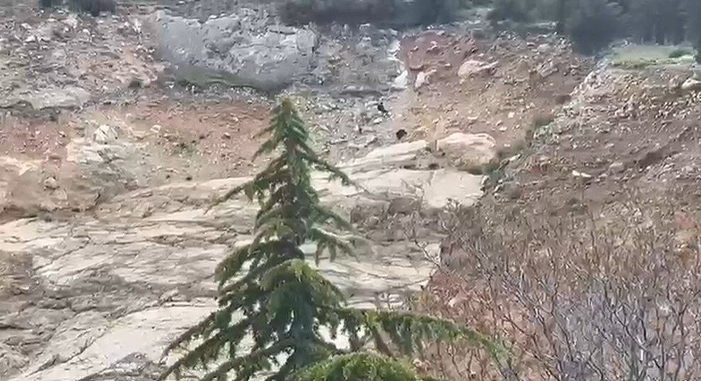 Isparta’nın Eğirdir ilçesinde kayalıklara tırmanan çocuklar, mahsur kaldıkları dağlık alandan