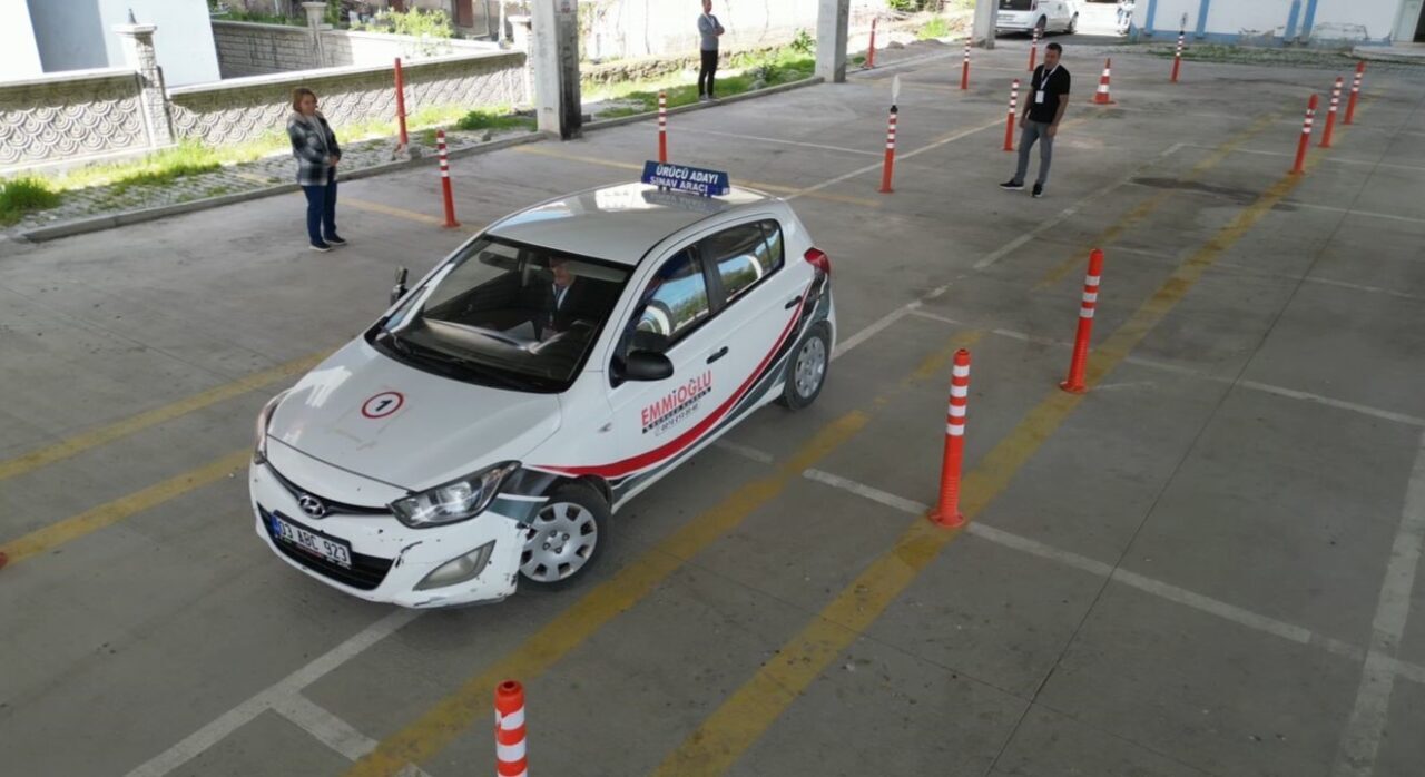 Afyonkarahisar’ın Sultandağı ilçesinde hafta sonu ehliyet heyecanı yaşandı. Sürücü belgesi