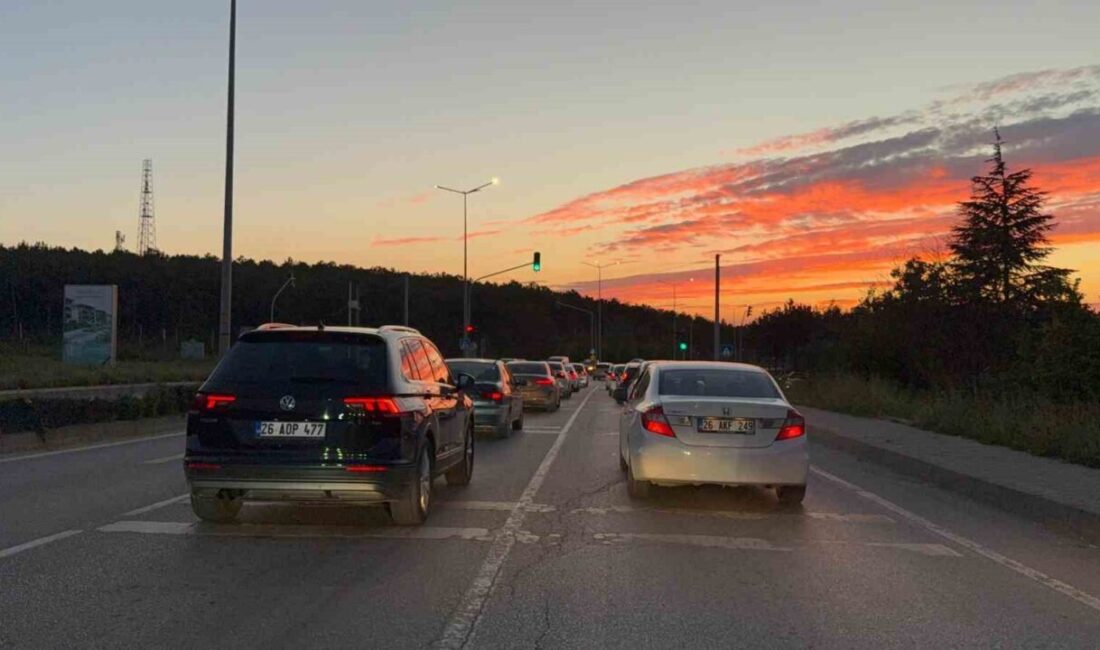 Eskişehir’de gün batımıyla ortaya çıkan renk cümbüşü görsel şölen sundu.