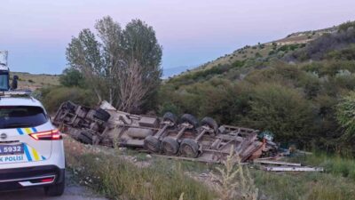 Malatya’nın Akçadağ ilçesinde ekmek yüklü tırın şarampole devrilmesi sonucu meydana