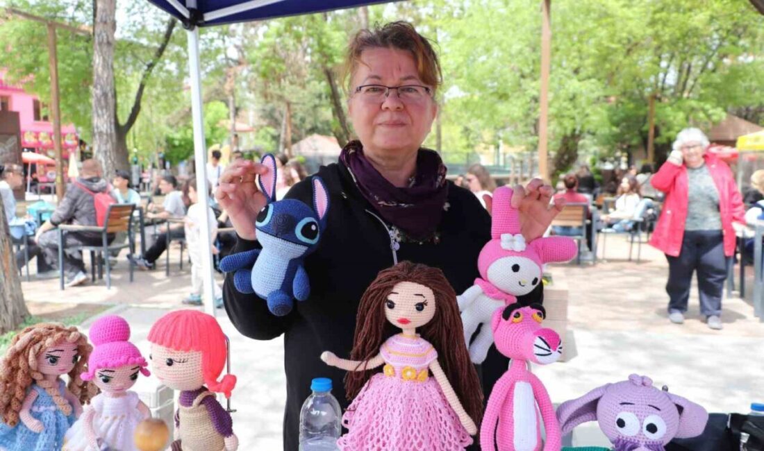 Eskişehir’de el örgüsü oyuncak sanatıyla uğraşan Necla Özyurt, kendi imkanlarıyla