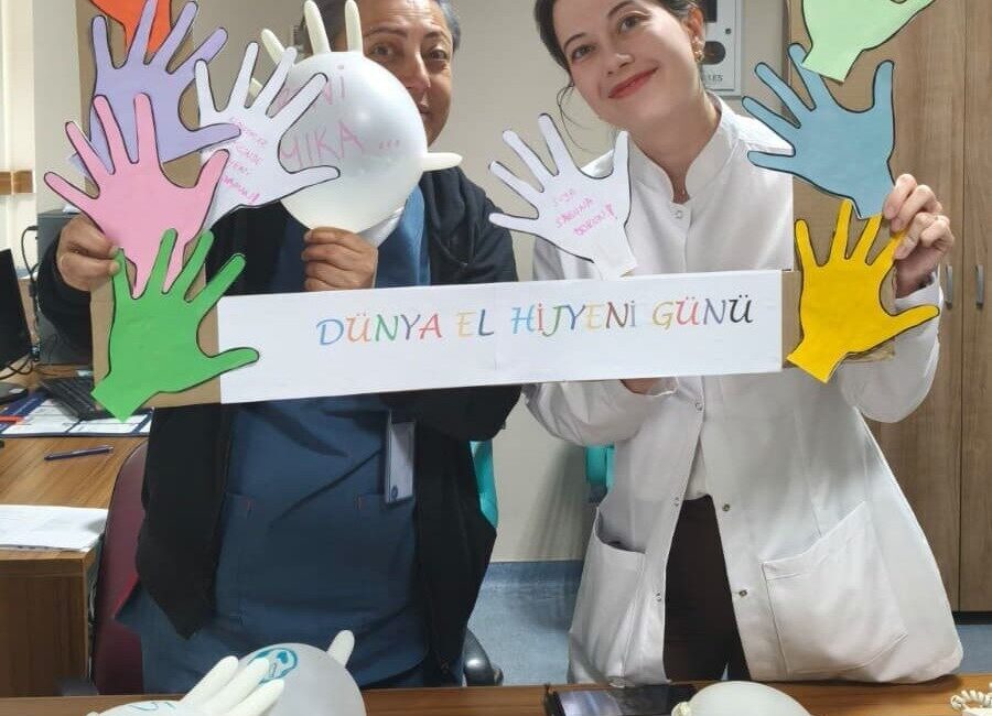 Dünya El Hijyeni Günü kapsamında Kaynaşlı’da düzenlenen etkinlikte, sağlık çalışanları