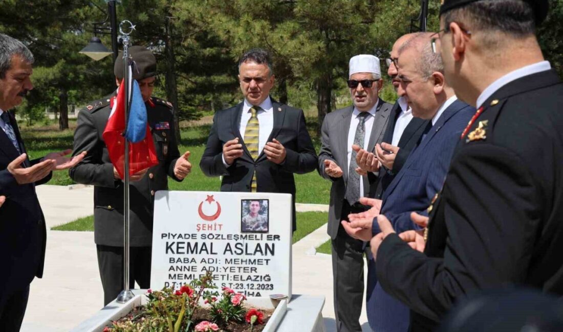 Kurban Bayramı dolayısıyla kentteki şehitlikleri ziyaret eden Elazığ protokolü ve