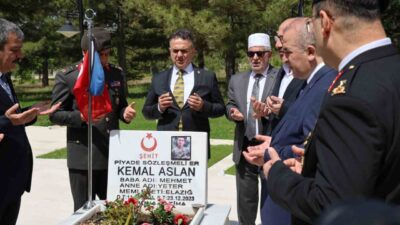 Kurban Bayramı dolayısıyla kentteki şehitlikleri ziyaret eden Elazığ protokolü ve