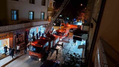 Elazığ’da bir lokantanın baca kısmında çıkan yangın, itfaiye ekipleri tarafından
