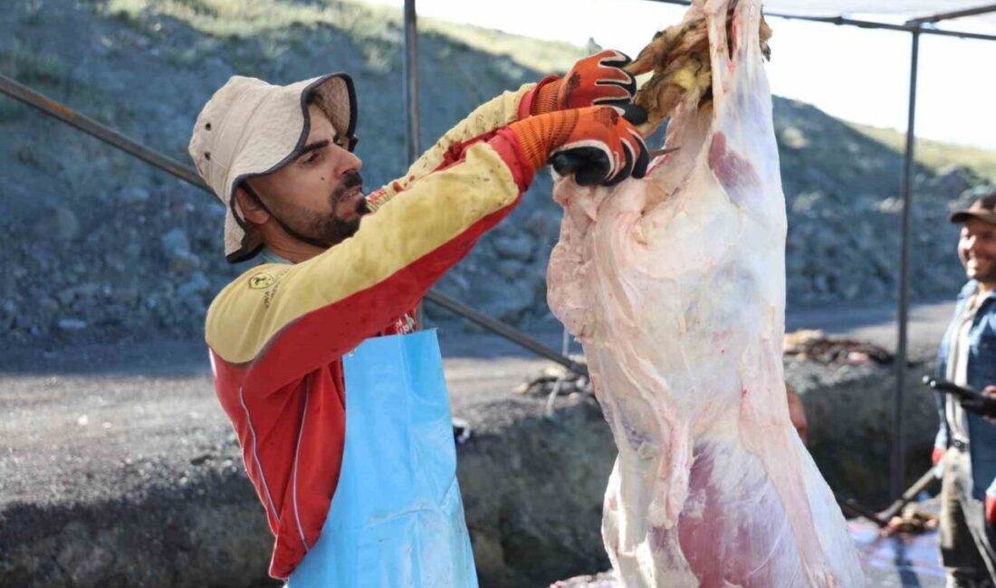 Elazığ’da Kurban Bayramı’nın ilk gününde bayram namazını kılan vatandaşlar, daha