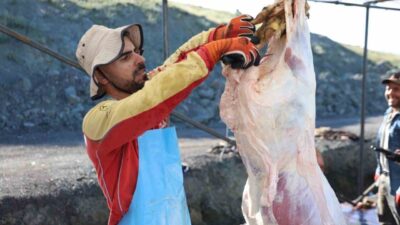 Elazığ’da Kurban Bayramı’nın ilk gününde bayram namazını kılan vatandaşlar, daha