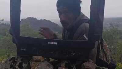 Elazığ’da keçilerini otlattığı sırada kırık televizyon ekranını kullanarak hava durumu