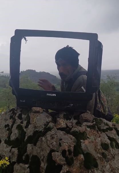 Elazığ’da keçilerini otlattığı sırada kırık televizyon ekranını kullanarak hava durumu