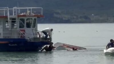 Elazığ’ın Hazar Gölü’nde deniz bisikletinin devrilmesi sonucu suya düşen 2