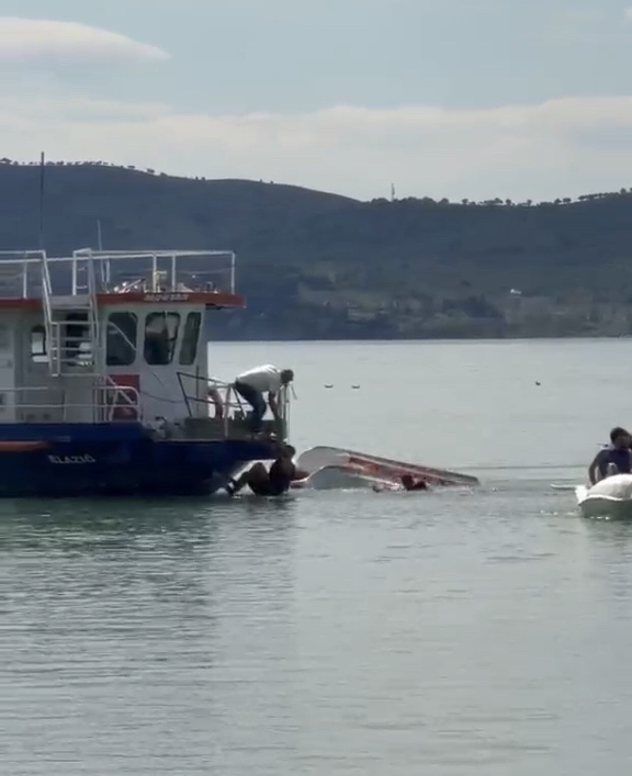 Elazığ’ın Hazar Gölü’nde deniz bisikletinin devrilmesi sonucu suya düşen 2