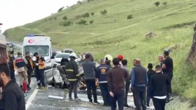 Elazığ’da sürücüsünün direksiyon hakimiyetini kaybettiği otomobil ters döndü. Feci kazada,