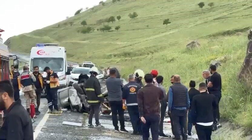 Elazığ’da sürücüsünün direksiyon hakimiyetini kaybettiği otomobil ters döndü. Feci kazada,