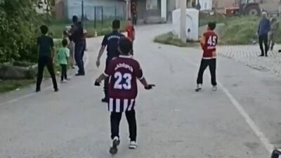 Elazığ’da merkeze bağlı Durupınar köyünde jandarma ekipleriyle köyde yaşayan çocuklar