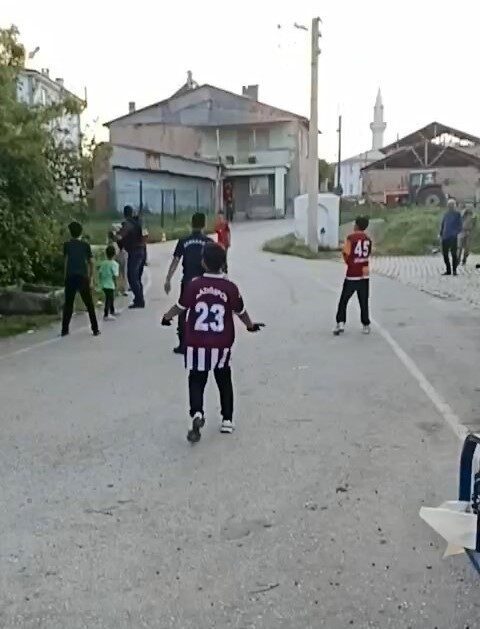 Elazığ’da merkeze bağlı Durupınar köyünde jandarma ekipleriyle köyde yaşayan çocuklar