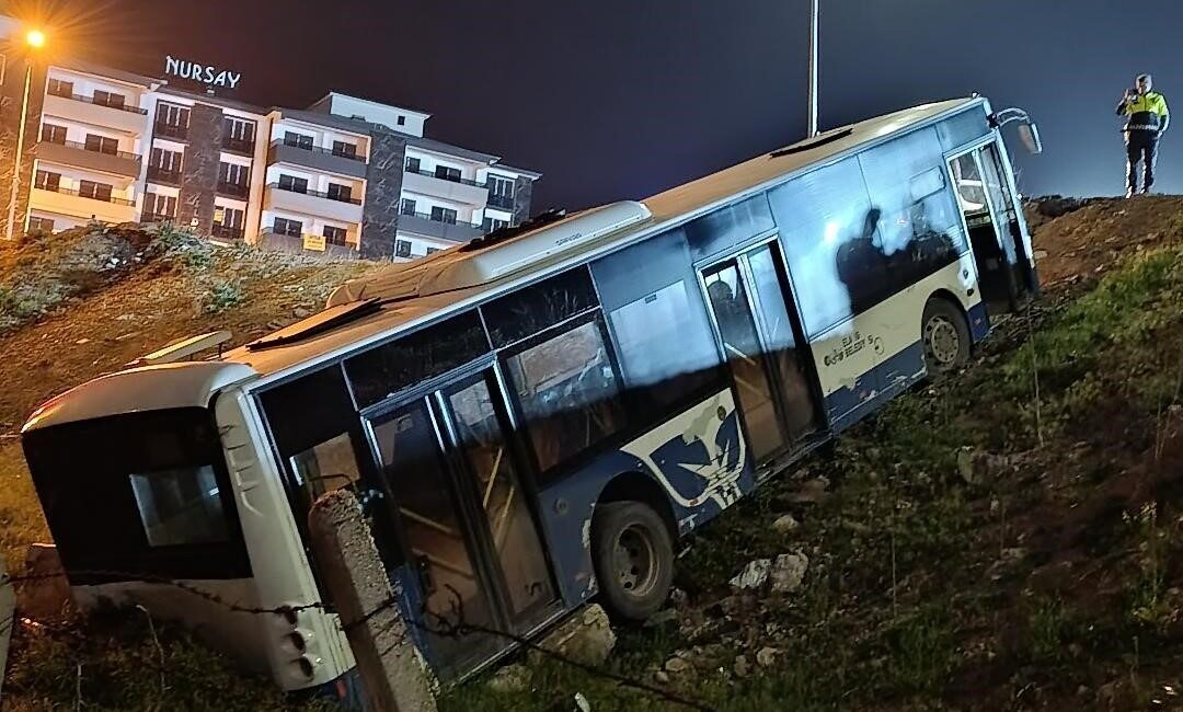 Elazığ’da kontrolden çıkan halk otobüsü şarampole uçtu. Araçta yolcu olmaması