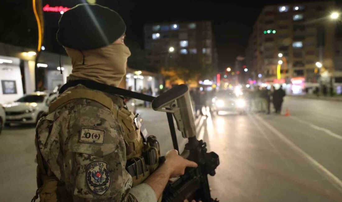 Elazığ’da polis ekiplerince kent genelinde geniş kapsamlı ’Huzur’ operasyonu gerçekleştirilirken