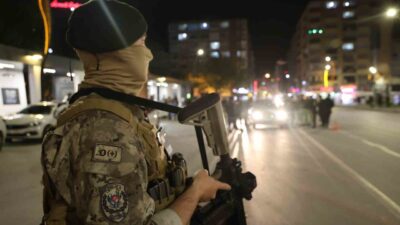 Elazığ’da polis ekiplerince kent genelinde geniş kapsamlı ’Huzur’ operasyonu gerçekleştirilirken